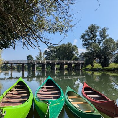 Čolni, severni most in reka Krka, foto Maša Zagorc.jpg